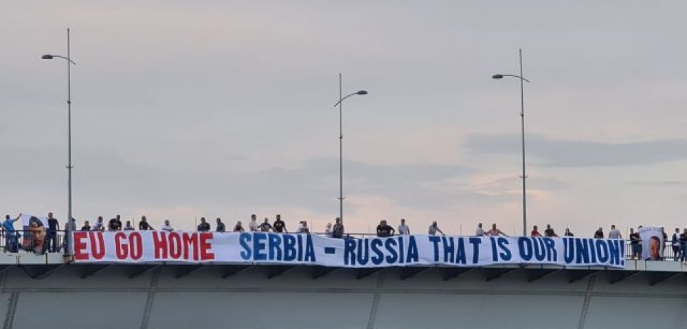 Радикали на мосту у Новом Саду развили транспарент „EU GO HOME, SERBIA – RUSSIA THAT IS OUR UNION!”